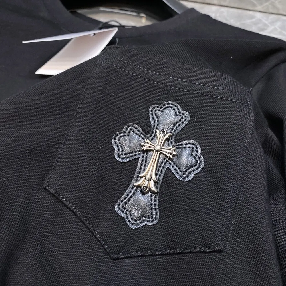 P220 Chrome Hearts long T series, synchronized with counters, two pieces of long-sleeved T-shirts with cross-stitched leather and fake leather on the arms. Same style as celebrities❤Specially customized version of 1:1 high weight fabric. Recommended color: black. Size: S, M, L, XL